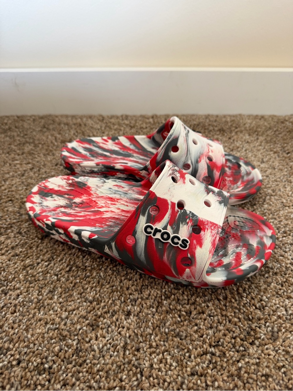 CROCS Classic Marbled Slides in Red White Black